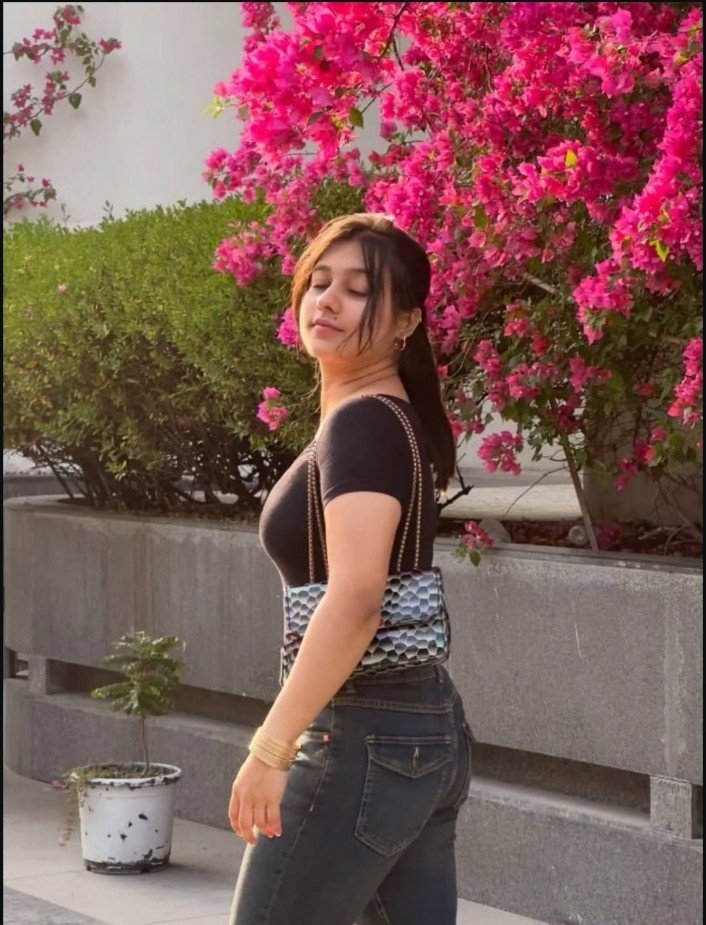 priyanshi_030's tweet photo. आज ऑफिस से जल्दी फ्री हो गई तो पार्क में मस्ती कर ली। 
दोस्तो कभी कभी स्वस्थ के लिए मस्ती भी करनी चाहिए। 🥰🫶
#मस्ती #स्वस्थ #ऑफिस 
@Nishabassii https://t.co/PVF2dV4iDB