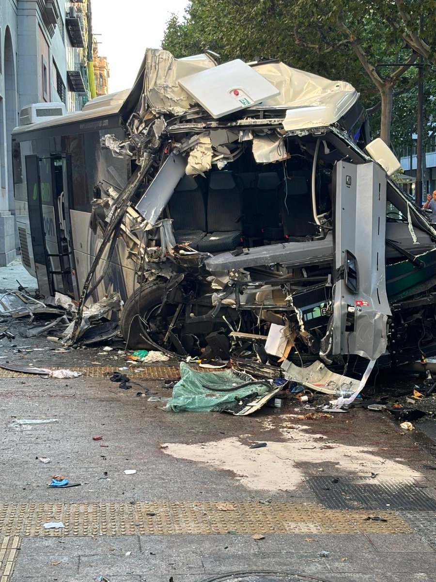 nuriaparlon's tweet photo. Faig seguiment de l’accident de bus, a Lleida. Bombers @bomberscat i els serveis d’emergències @interiorcat tenen l’escenari “estabilitzat”. Els quatre ferits greus ja han estat traslladats. Treballem amb 9 dotacions de bombers i nivell operatiu de SISCOM 3.  SEM ha desplegat 11 unitats i helicòpter medicalitzat. Desitjo la recuperació de les persones ferides. Gràcies a tots els serveis d’emergències per la seva tasca @emergenciescat @mossos @semgencat així com,  la Guàrdia Urbana de Lleida @paerialleida