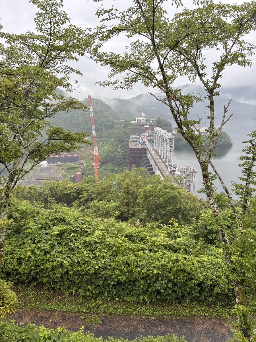 piyo26sp's tweet photo. 四国の水がめ
早明浦ダム

ドーンと存在感を放つでっかい門柱がいい味出してますねぇ

#ダム活 https://t.co/3KZl6RYTdi