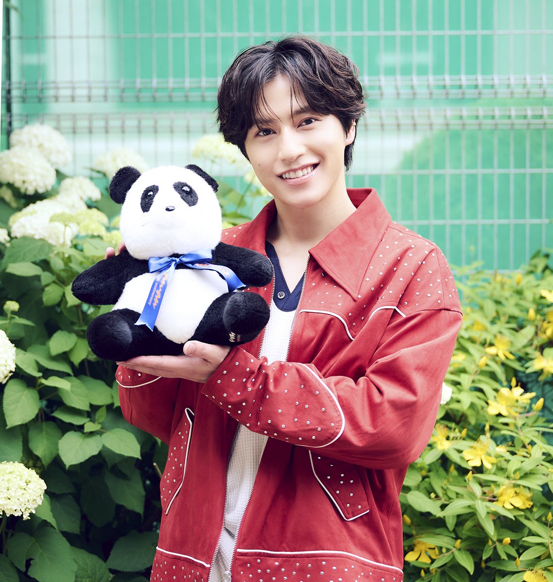 anan_mag's tweet photo. 本日発売の #anan 2502号掲載 Entertainment News Musicに、#山根航海 さんが登場！　6月19日にリリースしたデジタルミニアルバム『VV』の制作についてや、ファンへの想いなどお話を伺いました。
爽やかな山根さんの写真とともにお楽しみください🌼 https://t.co/mTeTZLNAkO