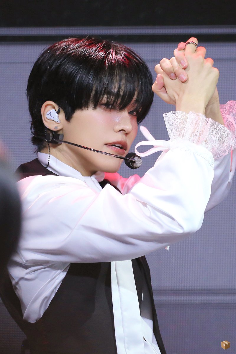 OneBox_1116's tweet photo. 260619 Special Stage 

#유토 #YUTO 
#온앤오프 #ONF https://t.co/0ZvMOoFGqt