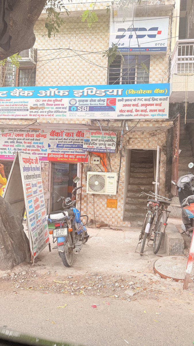 AnilRealtor's tweet photo. How they allow to open bank like this . Looks like fake bank 🏦, #statebankofindia #complaintnoida #complaintbank #complaintrbi https://t.co/LSBH5yUMVI