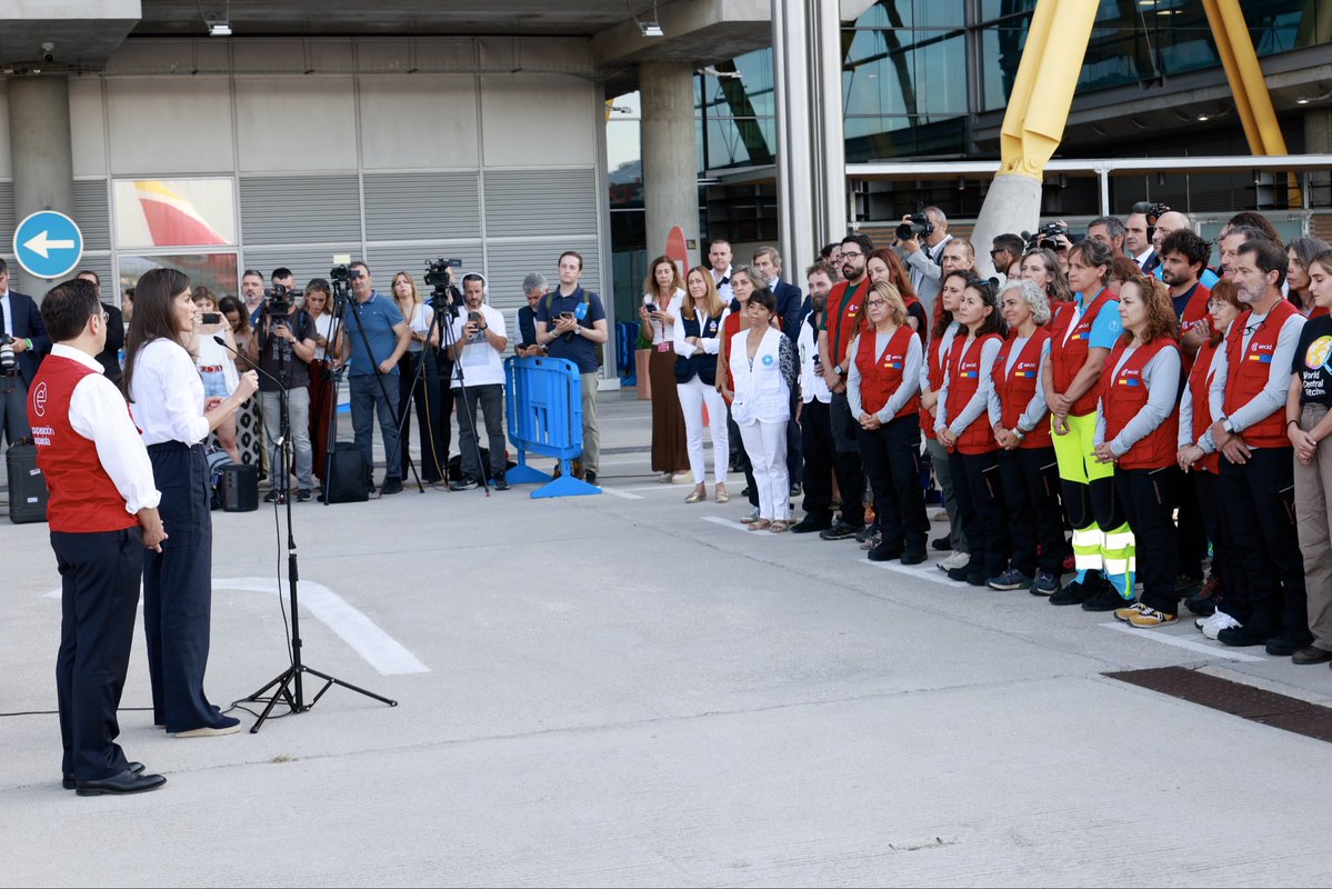 CasaReal's tweet photo. La Reina despide al equipo médico de emergencias de la Agencia Española de Cooperación Internacional para el Desarrollo (AECID), integrado por voluntarios del equipo START (Spanish Technical Aid Response Team), que se desplegará en Venezuela para atender a la población afectada por los terremotos.

➡️https://t.co/2RgQk8VQMU
