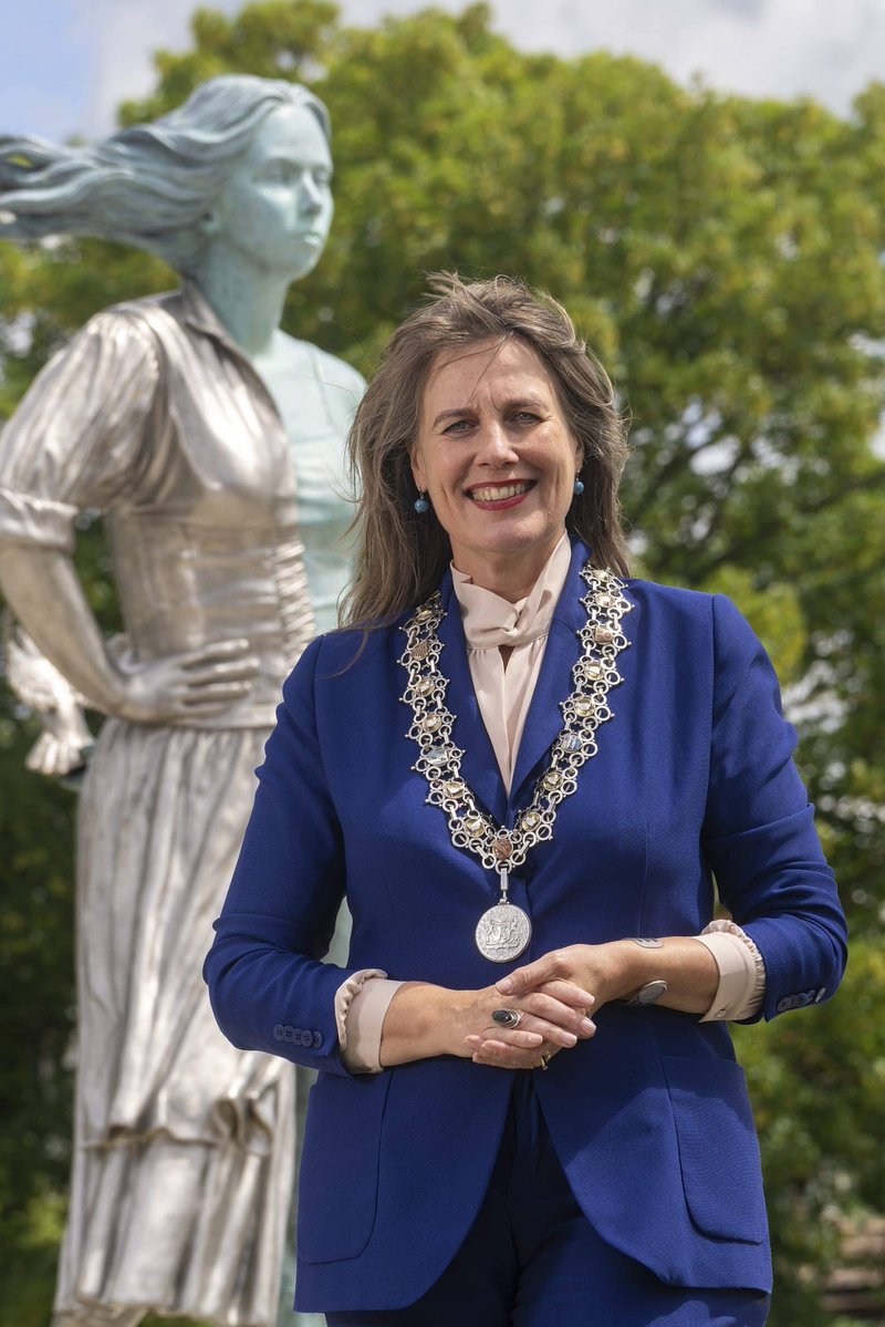 Marianasoux's tweet photo. Deze burgemeester Anja Schouten (#Alkmaar) verzweeg de verkrachting van een meisje van 13 jaar door een asielzoeker uit het AZC.
Waarom is er geen ophef onder ouders? Waarom pikken jullie dat? https://t.co/rjRhOinzPG