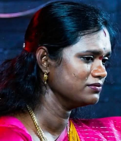 Ranjith_Rayappa's tweet photo. இந்த பேட்டியை மட்டும் முழுசா பாருங்க பிறகு புரியும்.. #தவெக வை ஏன் இந்த உலகம் தற்குறி என்று கூறுகிறது என்று.. 😂😂

வீடியோவில் இந்தம்மா என்ன சொல்றாங்கன்னா 
"நான் இப்போ ஒரு எம்எல்ஏ  _ என் குழந்தை இருந்தாலும் சரி இல்லைனாலும் சரி"

அத அப்டி சொல்றத விட 
"நான் MLA ஆகலேனாலும் நான் ஒரு தாயா என் கடமைகளை செஞ்சு தான் ஆகணும் இப்போ MLA ஆகிட்டாதால என்னால தவிர்க்க முடியாமல் troll material ஆகிட்டேன்" அப்படி சொல்லிர்க்கலாம்.

ஆனால் இவங்க தான் ஆச்சர்யகுறிகளாச்சே. சொல்லமாட்டாங்க 😂😂😂

(தட் அஞ்சலி சக்திய லவ் பண்ணல சக்தி தான் கெளதம லவ் பன்றான் மொமெண்ட். )😂 

#TVKFoolsPeople