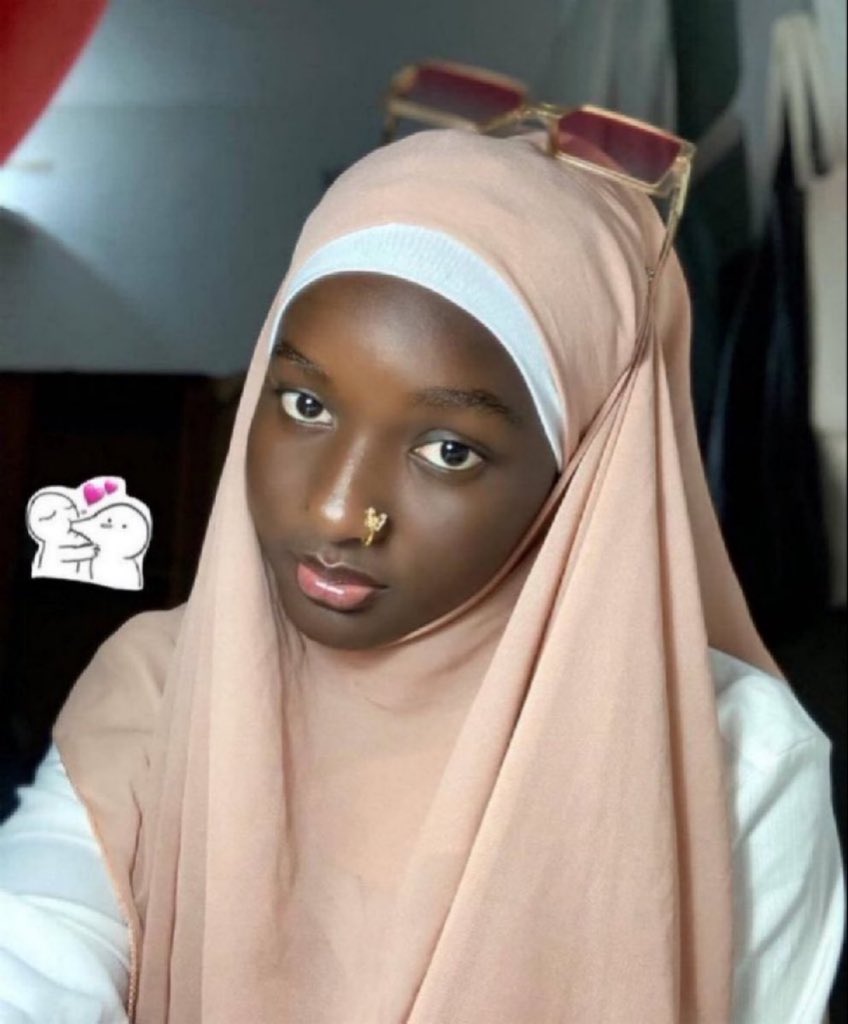 _Zuwairah's tweet photo. Hi, Im single 😭 https://t.co/CK9OybdIWf