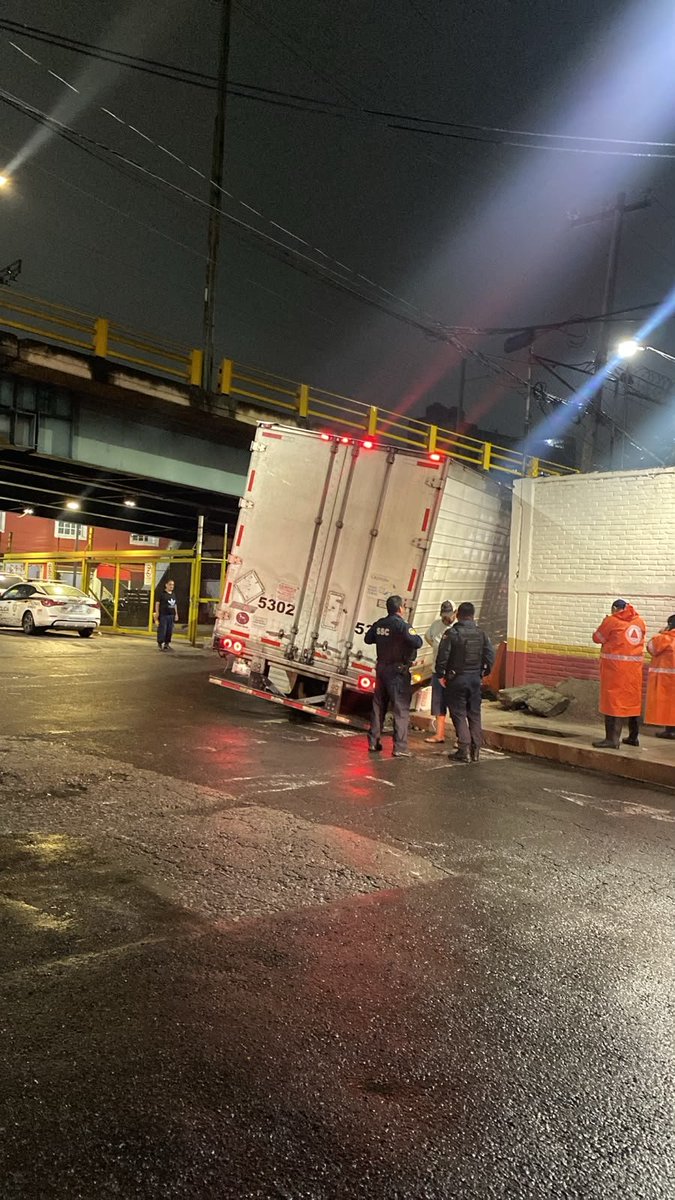 JaZvALm's tweet photo. llevamos mas de 2 meses pidiendo apoyo para arreglar esto  afortunadamente fue un camión y no una persona @IztacalcoAl  @LourdesPaz24 @ClaraBrugadaM @GobCDMX 
ojalá ahora sí nos ayuden a reparar esa banqueta https://t.co/9SHP7Agj5a