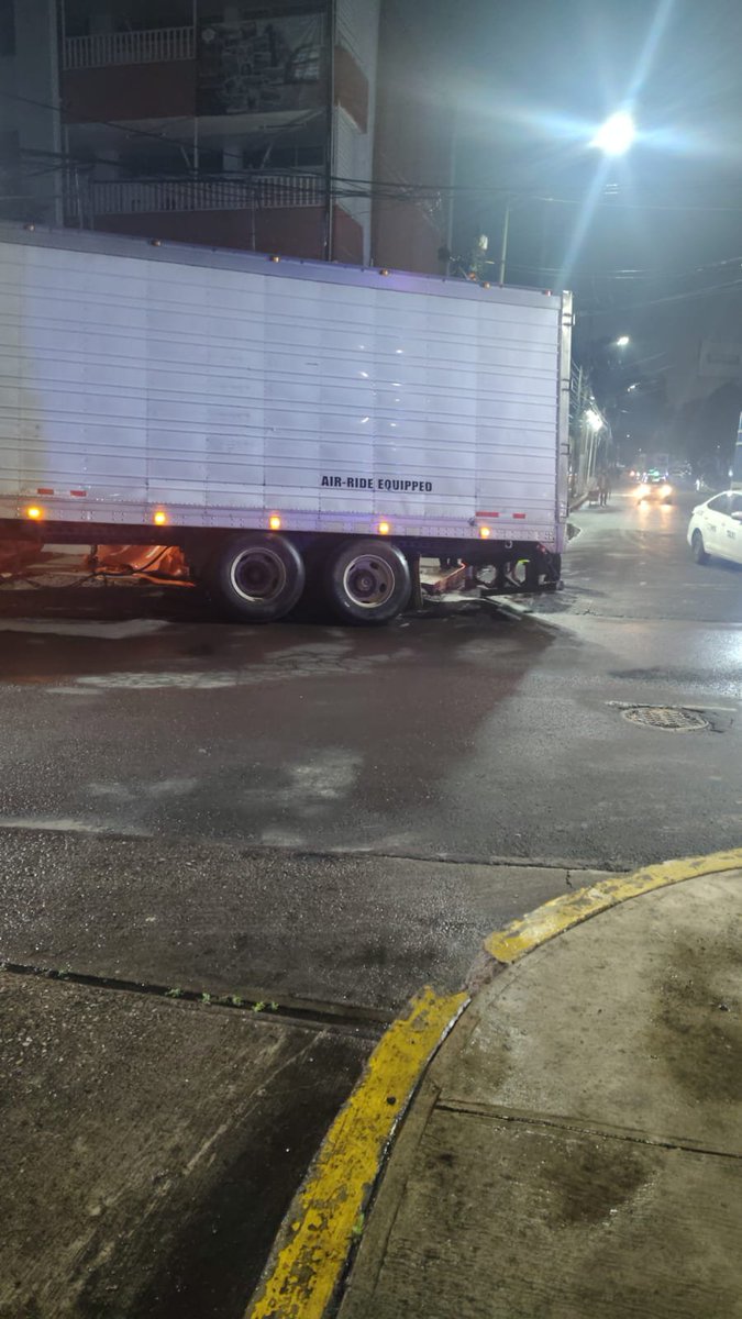 JaZvALm's tweet photo. llevamos mas de 2 meses pidiendo apoyo para arreglar esto  afortunadamente fue un camión y no una persona @IztacalcoAl  @LourdesPaz24 @ClaraBrugadaM @GobCDMX 
ojalá ahora sí nos ayuden a reparar esa banqueta https://t.co/9SHP7Agj5a