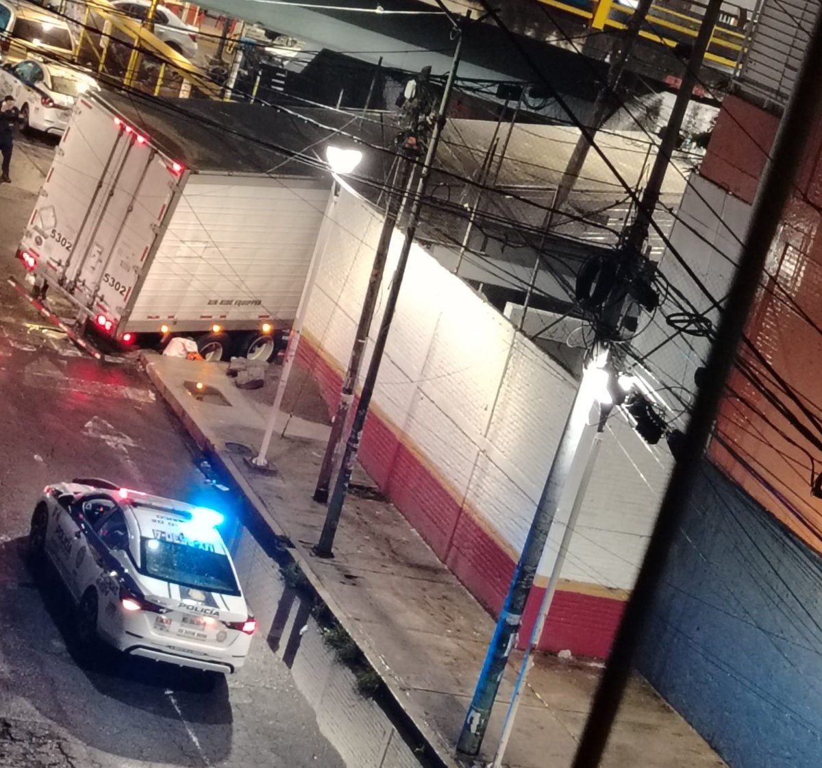 JaZvALm's tweet photo. llevamos mas de 2 meses pidiendo apoyo para arreglar esto  afortunadamente fue un camión y no una persona @IztacalcoAl  @LourdesPaz24 @ClaraBrugadaM @GobCDMX 
ojalá ahora sí nos ayuden a reparar esa banqueta https://t.co/9SHP7Agj5a