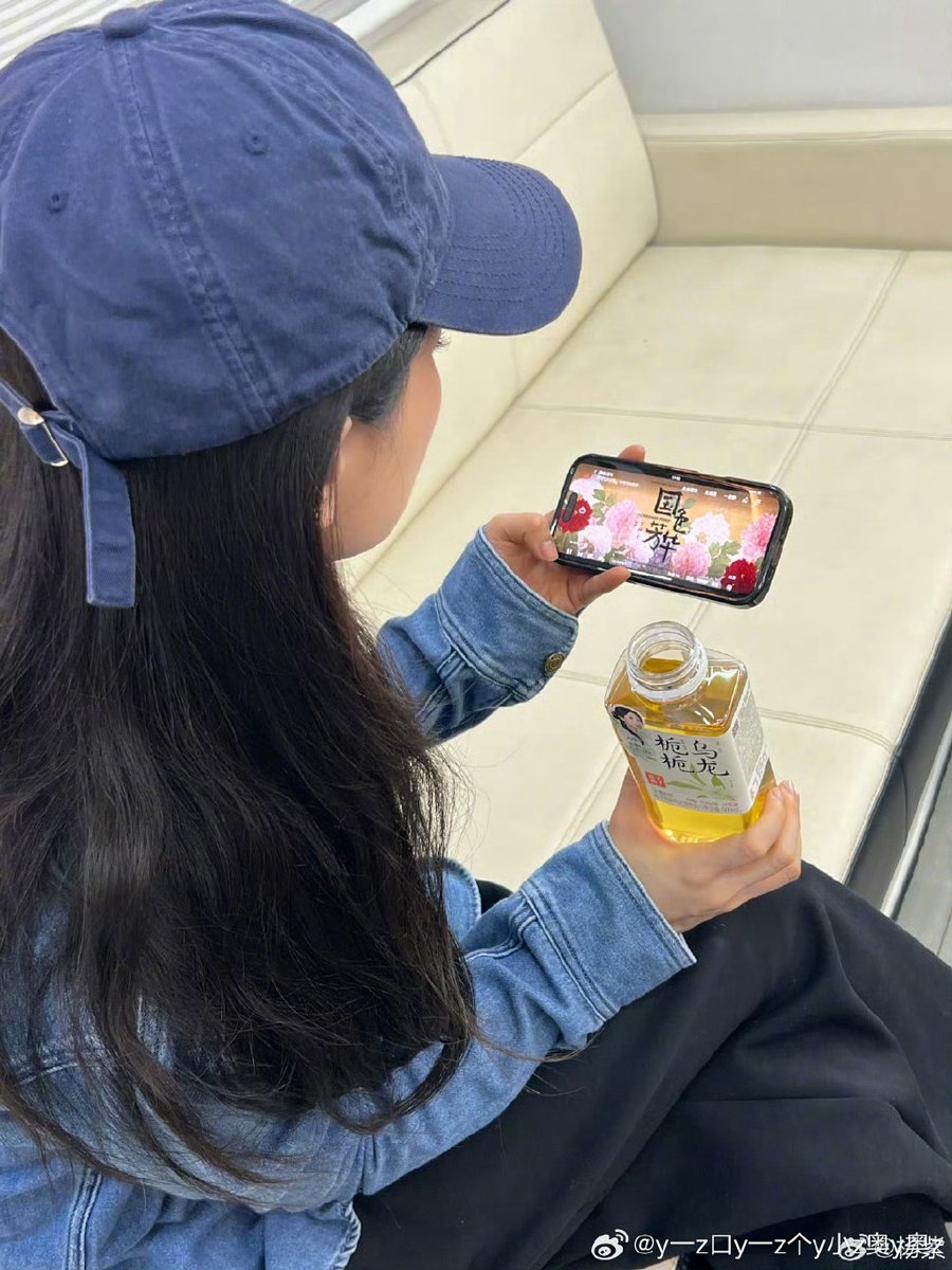 spookie855ply's tweet photo. Just swapped my old flip phone for a smartphone and now I can order groceries, video call my sister abroad, and even track my daily runs all in one tiny device  Life’s getting way easier! ， https://t.co/AJrZr5a7XH