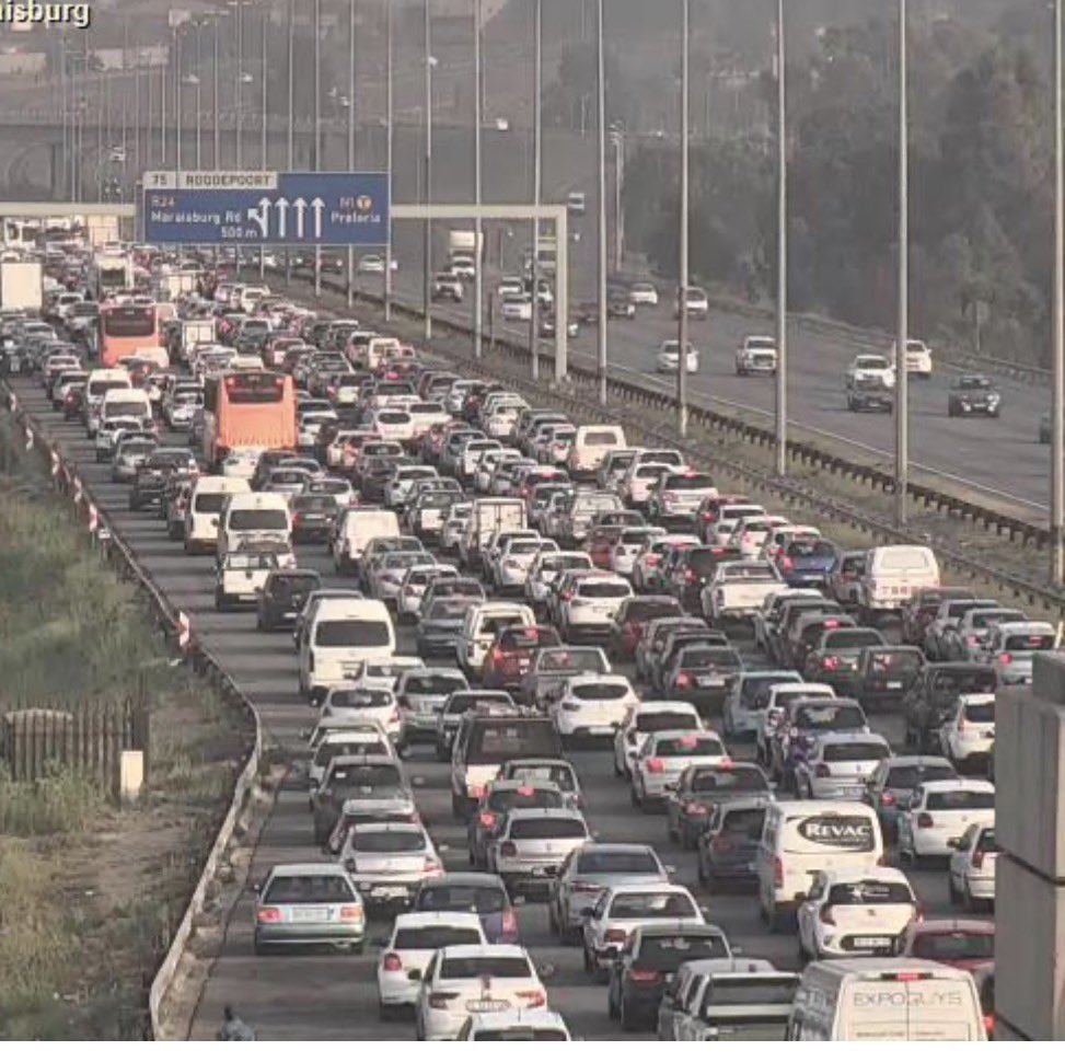 ChrisExcel102's tweet photo. Traffic on our roads 🚧

With them                                  Without them https://t.co/nLjfWb4t9R