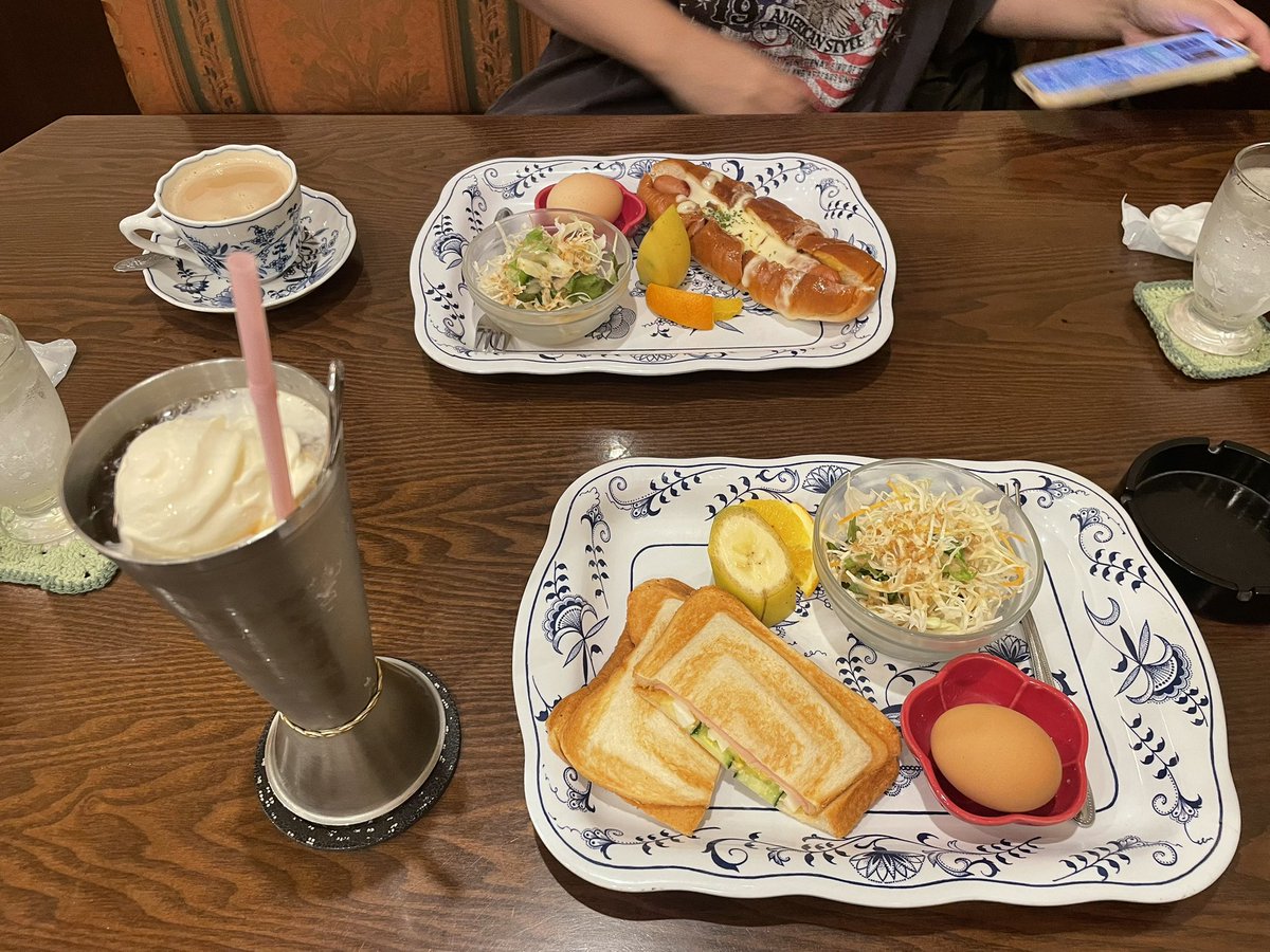 9R30316's tweet photo. 休日、マンガ買いに行ってからのモーニング☕︎無事に🍉ルフィGETできました。 https://t.co/avupAr1jF2