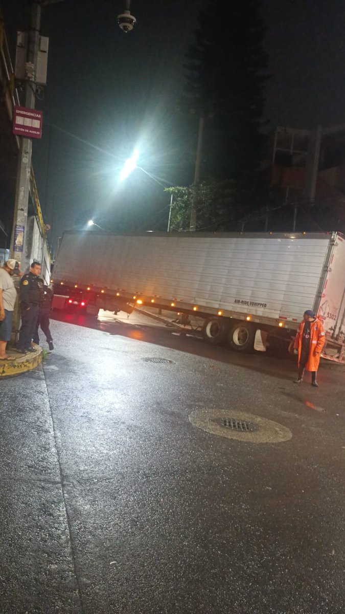 JaZvALm's tweet photo. @iztacalconews @GobCDMX @C5_CDMX @locatel_mx @CFEmx a ver si ahora sí nos ayudan a arreglar esto https://t.co/eTz3oh351C
