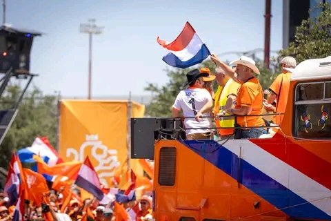revistacodigo21's tweet photo. Quieren más pruebas?
Así fue como fueron acarreados ayer burócratas del Gobierno de Nuevo León, para lucimiento personal del gobernador Samuel García con ola naranja en Parque Fundidora.
Trascendió mensaje que recibieron anteayer empleados de Salud, amagados con recorte. https://t.co/Nfkz21jAST