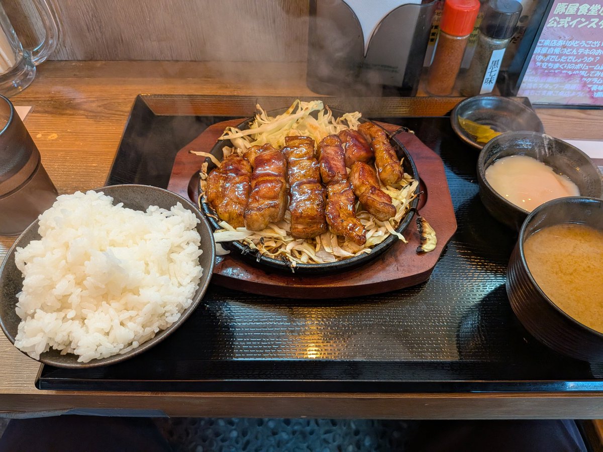 zero89046618's tweet photo. 休みだったから豚屋食堂さんでお昼ご飯！
初めて来たけど味もボリュームも良くて大満足でした https://t.co/eMbT9prFBK