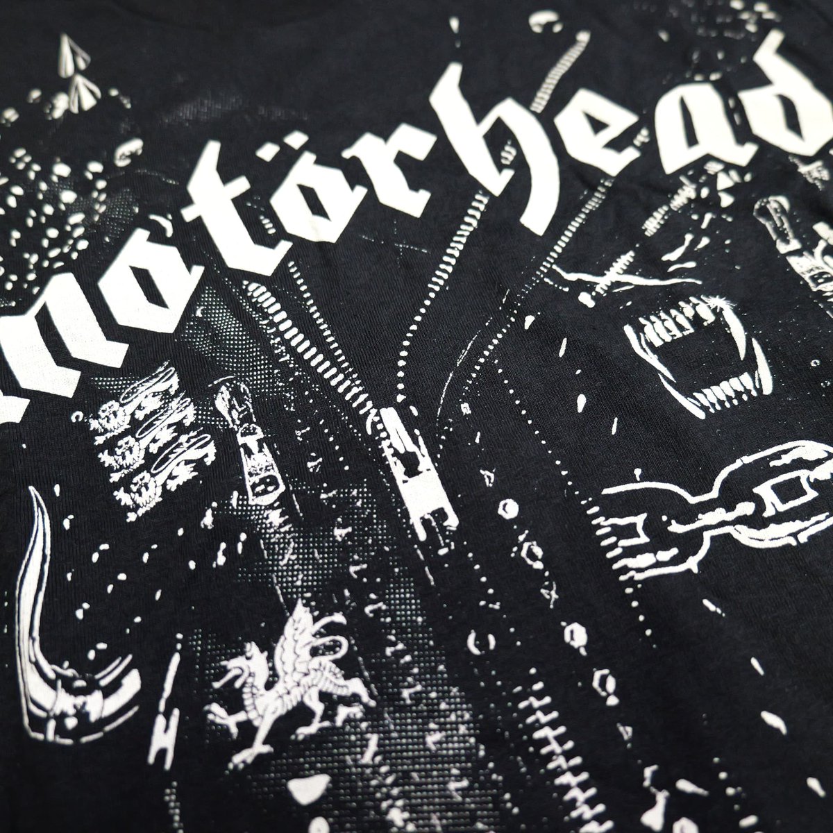 0522424666's tweet photo. ROCK OFF / MOTORHEAD / レザージャケットTシャツ　入荷しました！

レザージャケットのデザインがプリントされた、MOTORHEAD公式ライセンスTシャツです。
革ジャンのインナーとしても抜群に相性が良いです！

商品紹介ページはこちら↓
https://t.co/AjurvDscTn https://t.co/l1644axU8A