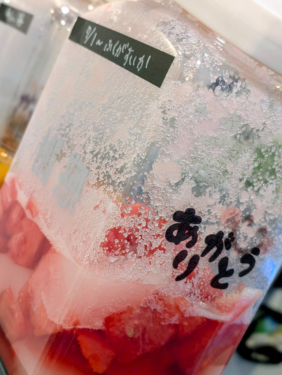 suutanv's tweet photo. 今年のふくがすいか
最高の出来ちゃうかな🍉
めちゃくちゃ美味しいぞ👍🥰
今朝届いて 開封 洗浄 味見(笑)
届いたら【すぐ行動】‼️‼️‼️
まずは常温でそのまま頂く‼️
めちゃくちゃ美味い‼️‼️‼️
皮ギリギリまで美味い‼️‼️‼️
1㌔は発酵ドリンクに🍉
500㌘は食べた🍉
冷蔵庫占領🍉😍
皮は浅漬けにしてる
皮は【すぐ使う】のがポイント♥️
 # スイカ #ふくがすいか
 #ふくがすいか