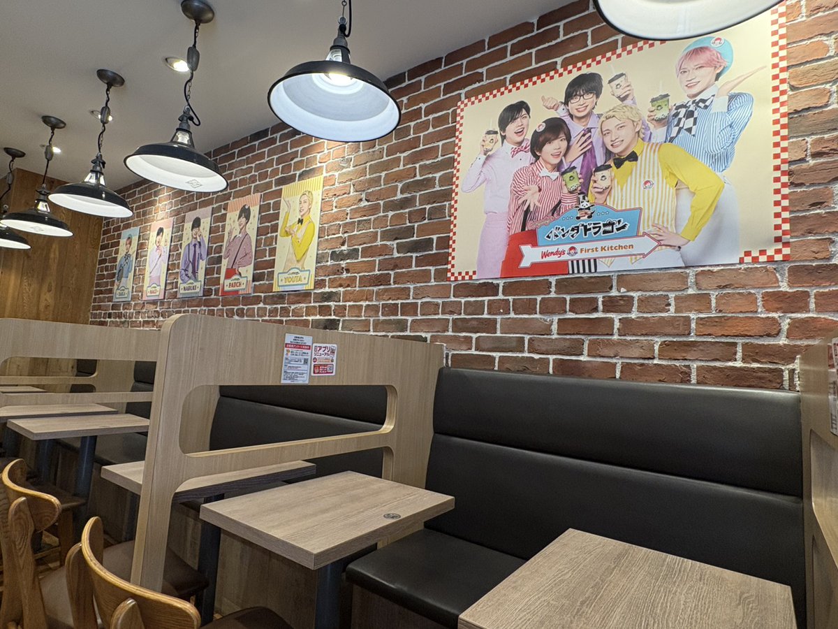 FK_PR's tweet photo. 🐼#パンダドラゴン コラボ 🐉開催中‼️

全店で1,200円毎のご購入で撮り下ろしクリアカードプレゼント🎁
さらに、店舗限定で店内特別装飾&amp;コラボメニューも展開中✨

この夏はパラゴンと一緒に #ウェン活 しよう‼️

🔗https://t.co/Yu1MS0nOJ7

📌横浜パルナード店の特別装飾です😊 https://t.co/EK40Gyu7TX