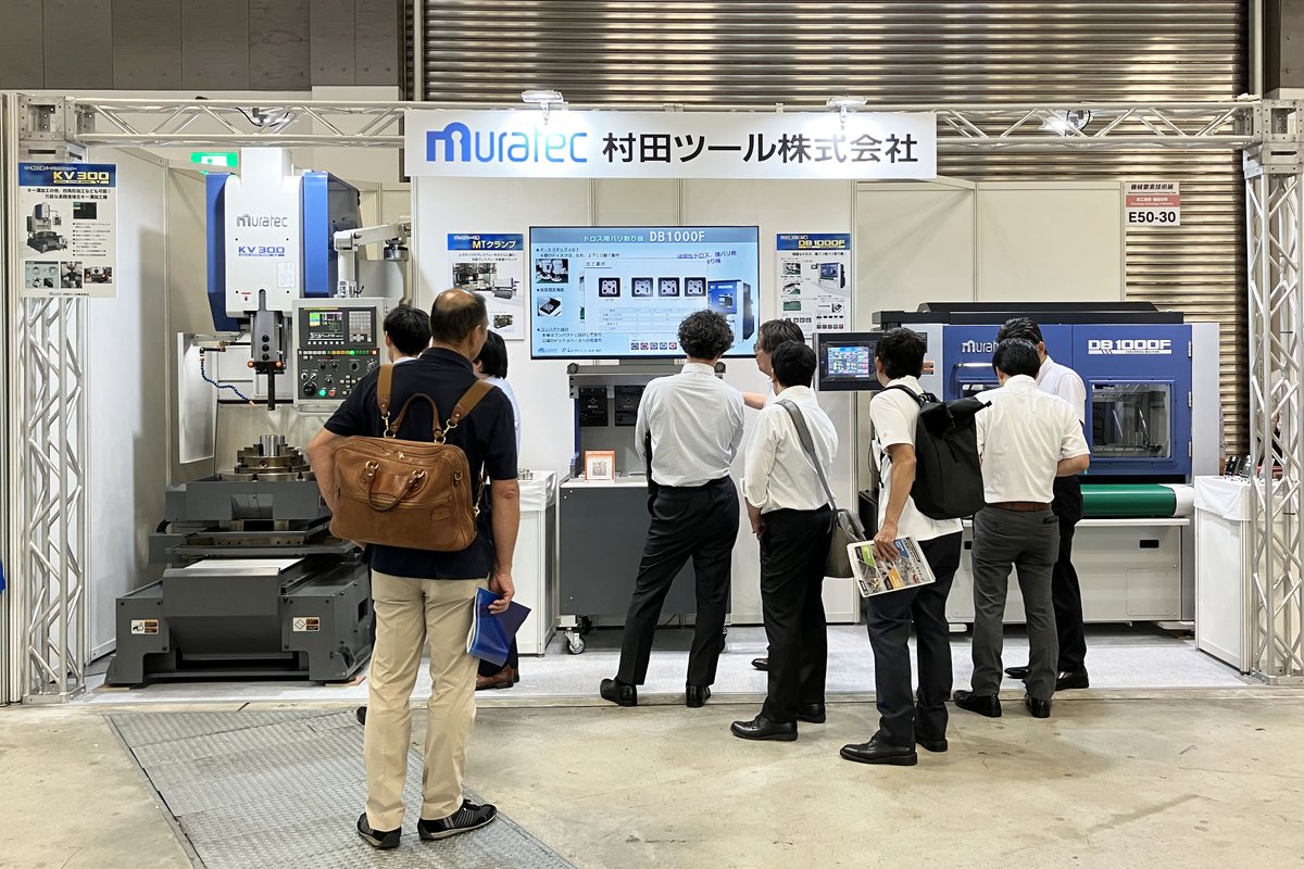 Muratec_jp's tweet photo. 【グループ会社出展情報】

東京ビッグサイトで開催中の「第31回 機械要素技術展 [東京]」に、村田ツール株式会社が出展しています！

高剛性のラム軸により重切削が可能なサーボ駆動NCスロッター「KV300」に関心が集まっています。
スロッター（立削り盤）は、刃物の上下運動で金属を削り、精密な溝を形成する工作機械です。村田ツールのスロッターは、「プログラムで動かせる手軽さ」と「専用機ならではのタフさと高精度」を両立しています。
加工現場からは、多品種少量生産を支える機械として注目されています。

当社ブース『E50-30』にて実機をご覧いただけます。
皆さまのご来場を心よりお待ちしています。
https://t.co/jkU7y2DysT

#ムラテック
#村田機械
#ものづくりワールド
#機械要素技術展