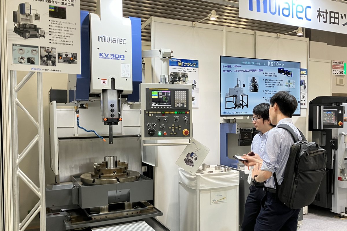 Muratec_jp's tweet photo. 【グループ会社出展情報】

東京ビッグサイトで開催中の「第31回 機械要素技術展 [東京]」に、村田ツール株式会社が出展しています！

高剛性のラム軸により重切削が可能なサーボ駆動NCスロッター「KV300」に関心が集まっています。
スロッター（立削り盤）は、刃物の上下運動で金属を削り、精密な溝を形成する工作機械です。村田ツールのスロッターは、「プログラムで動かせる手軽さ」と「専用機ならではのタフさと高精度」を両立しています。
加工現場からは、多品種少量生産を支える機械として注目されています。

当社ブース『E50-30』にて実機をご覧いただけます。
皆さまのご来場を心よりお待ちしています。
https://t.co/jkU7y2DysT

#ムラテック
#村田機械
#ものづくりワールド
#機械要素技術展