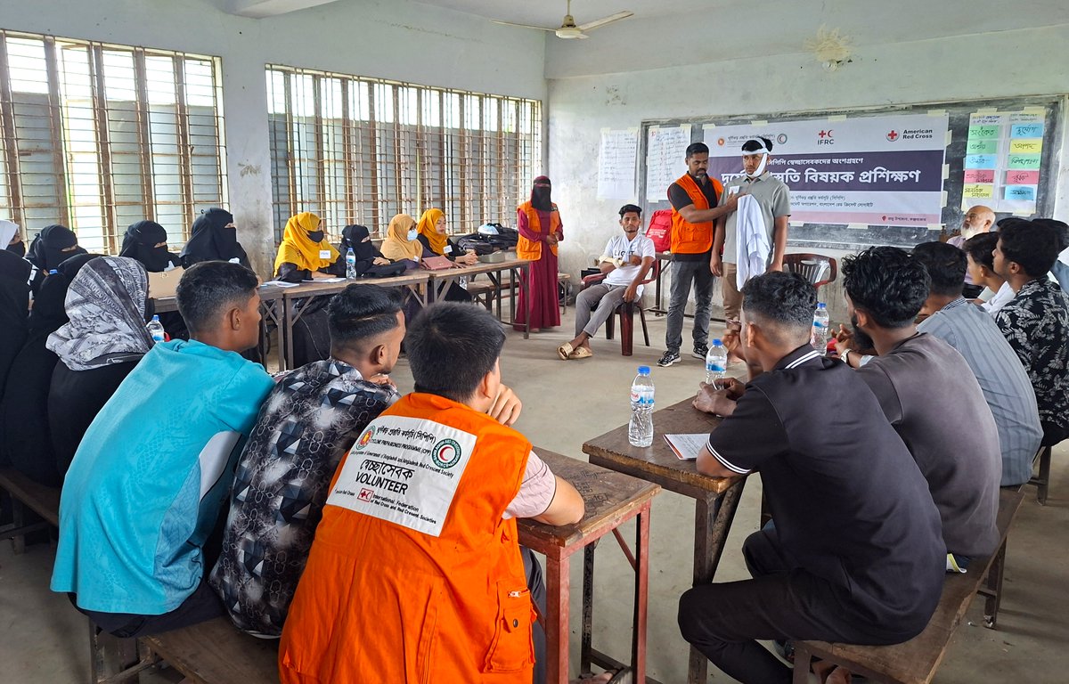 BDRCS1's tweet photo. With support from @RedCross &amp; @ifrc, @BDRCS1 has completed #DisasterPreparedness training for 220 #CPP volunteers; marking the full training of 1,120 volunteers across 56 newly formed units in #Ramu.
Now ready as first responders, protecting lives when disasters strike. https://t.co/rSKU8pLwWx