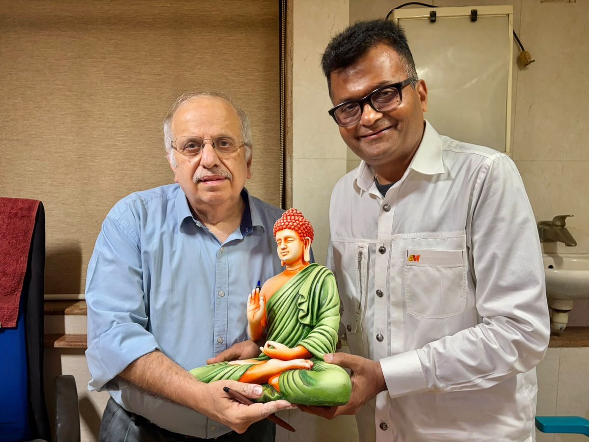 AneelMurarka's tweet photo. On the eve of #NationalDoctorsDay , I had the privilege of presenting a meditating Lord Buddha idol to renowned oncologist Dr Boman Dhabhar ji. His humility is as inspiring as his excellence. Salute to all doctors for their compassion, dedication, and unwavering commitment to healing lives. Happy Doctors' Day! 🥼🩺💐
