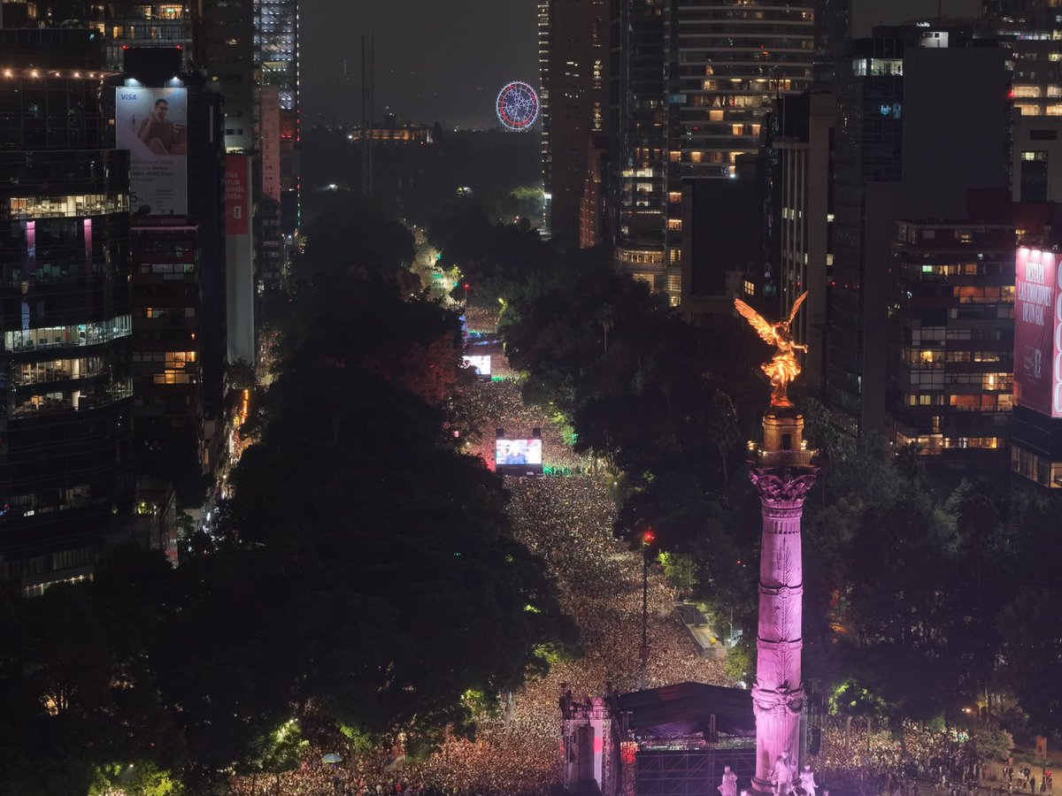lopezdoriga's tweet photo. ¡Qué imagen! Se los dije, los deportistas son los que dan la felicidad a los pueblos.

¡Viva México! 

Vía @IvonneFrid 
Dron @laloessesphoto 

Las noticias en https://t.co/BjdELZkpfR https://t.co/mg2zGWWDXO