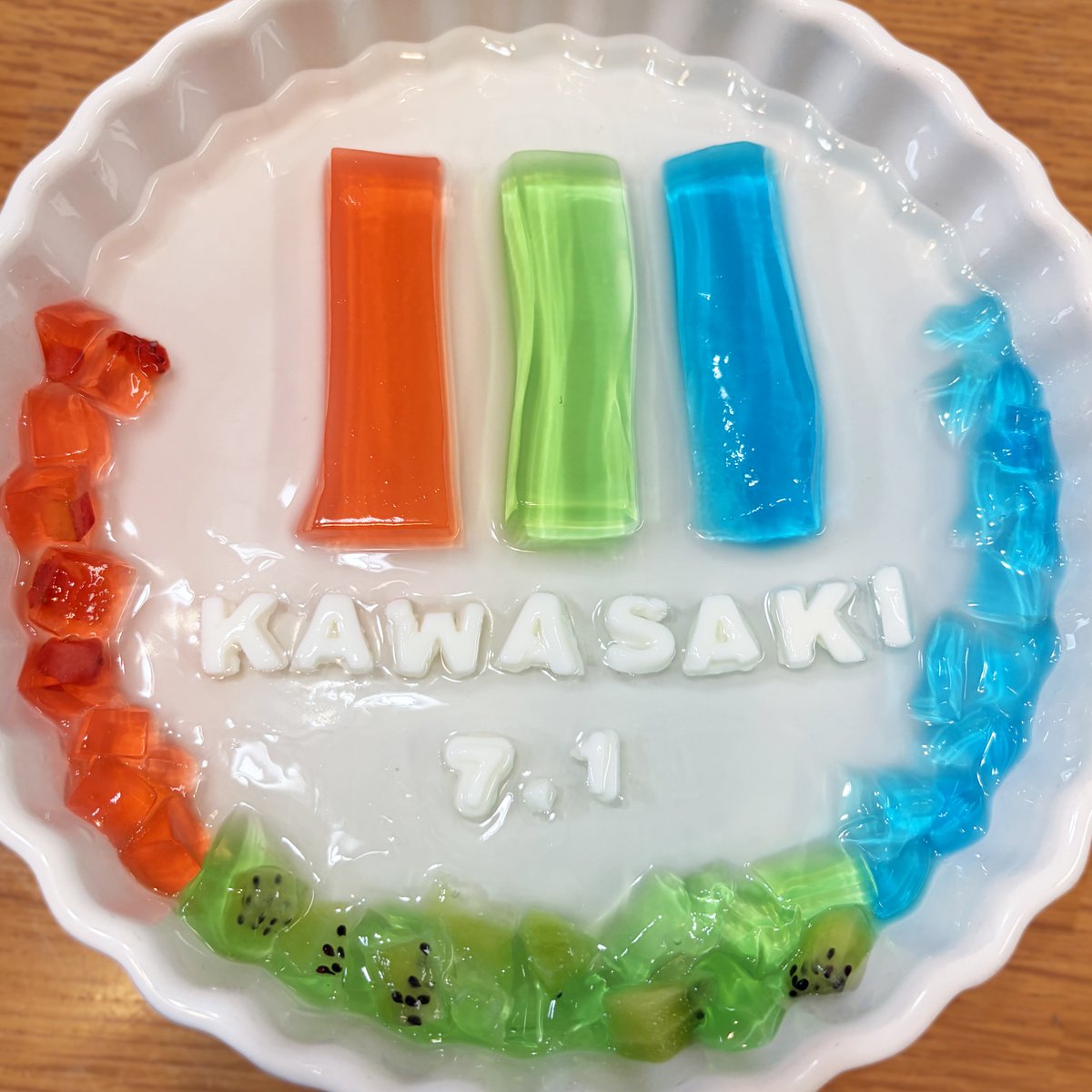 kawasaki_pr's tweet photo. きょう7月1日は、#川崎市 #市制記念日🎉
川崎市ブランドメッセージのロゴに描かれる、光の三原色で表現した「川」を、色鮮やかなゼリーで再現してみました🌈
さまざまな色や個性が重なり合うまち、川崎。
これからも、”自分らしく輝けるまち”へ。

#かわさきいいね https://t.co/1hu0OIwfmr
