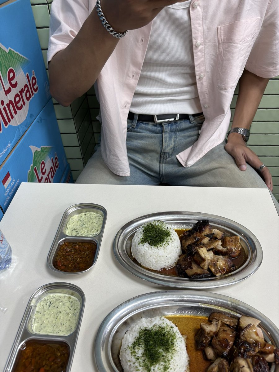 dezify's tweet photo. yg terakhir bonus cowok gantengku https://t.co/EvI6fz8buB