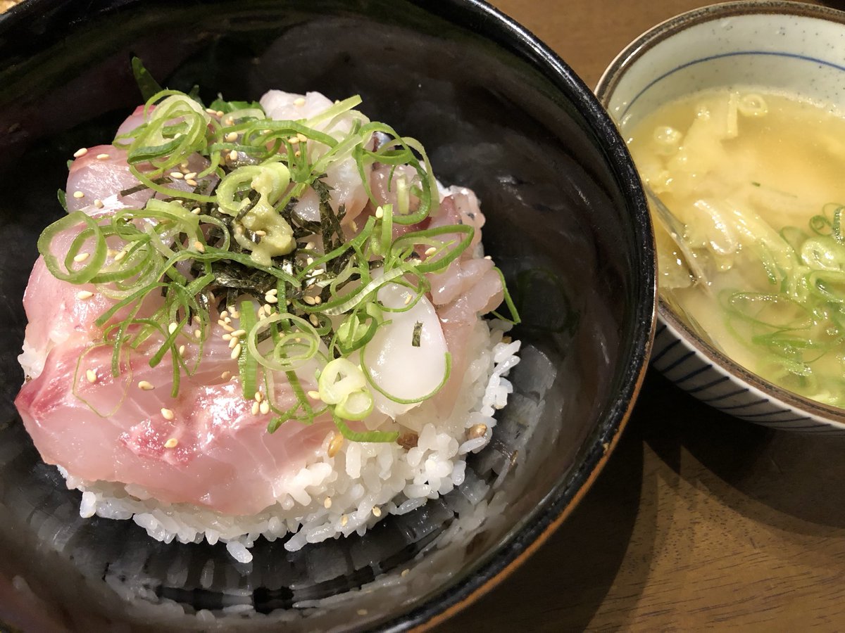 konseimaoh's tweet photo. お魚三昧生活2日目は、昨日食べ切れなかったへダイの兜煮、イサキの真子を豆腐と炊いたん、鯵の塩焼き、昨夜の残りのサクを刺身に引いて、盛り合わせからの海鮮丼、イサキのアラ汁の豪華版で一杯！😋🍻
へダイの中のへダイも発見しました。🤣
#おうちごはん 
#晩ごはん 
#飯テロ 
#家飲み 
#魚料理 https://t.co/Mui32tSRsq