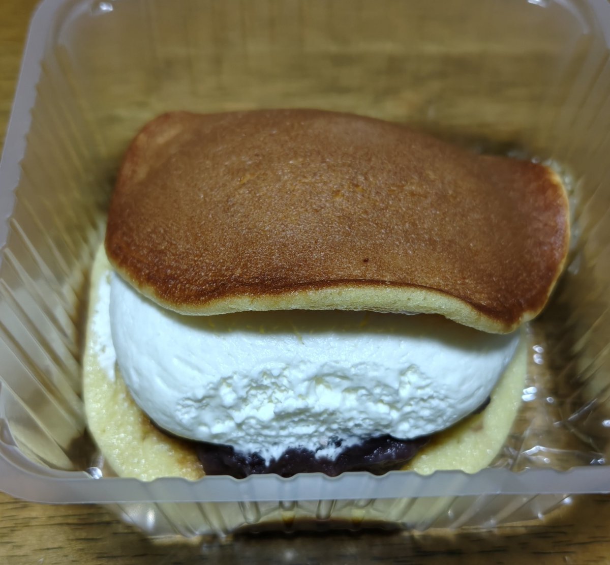 ken_FEH's tweet photo. あけおめーとか言ってたのがつい先週ぐらいの事に感じるが世の中は7月に入ってしまった。
外へ踏み出すと不快な湿度と共に数はまだ少ないがセミの声が纏わりついてくる。
人間界にもやたら早起きな年寄りがいたりするがきっとコイツもそんな感じだろう。
おまえの声は暑苦しいからもう少し寝とけや…。 https://t.co/3fyVeS2nMz