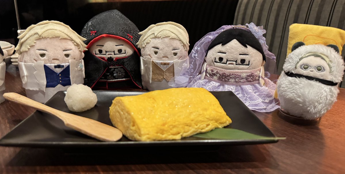 Koko_ldn's tweet photo. たぴ七「ふわ伊くんのベール持ちをする日が来るとは…隣に立つのは私だと思っていましたが？悔し泣きです。入刀式はだし巻き玉子だったので私も玉子を背負って参列です。ちなみに険しい表情で緊張しているのはふわ七さんの方でした。後ろから見たベールも素敵なので見てください✨」 https://t.co/TZKRSAm2E7