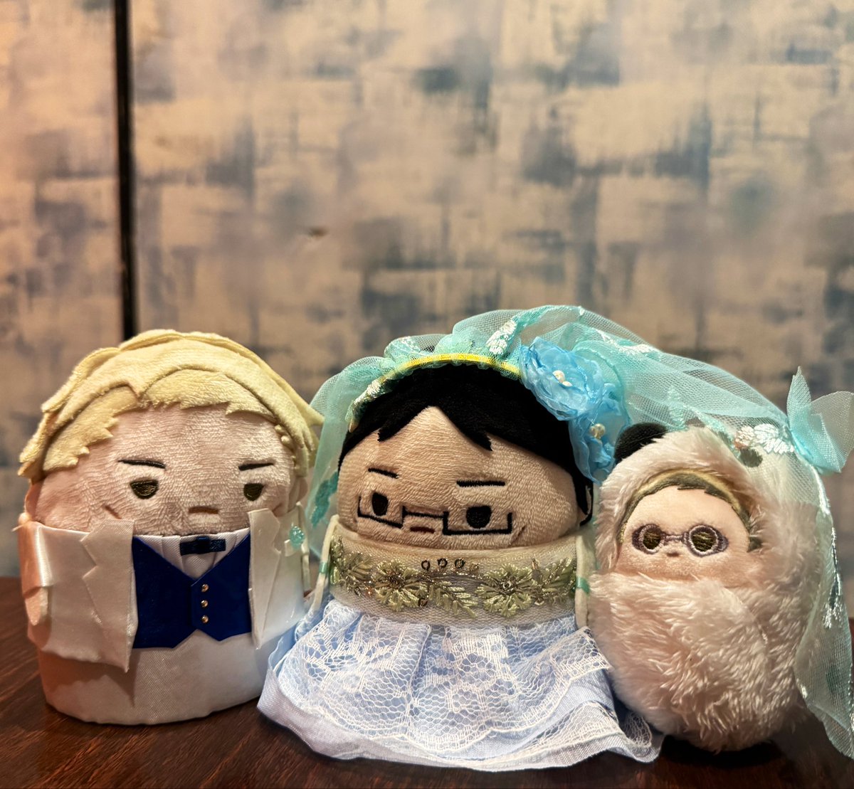 Koko_ldn's tweet photo. たぴ七「ふわ伊くんのベール持ちをする日が来るとは…隣に立つのは私だと思っていましたが？悔し泣きです。入刀式はだし巻き玉子だったので私も玉子を背負って参列です。ちなみに険しい表情で緊張しているのはふわ七さんの方でした。後ろから見たベールも素敵なので見てください✨」 https://t.co/TZKRSAm2E7