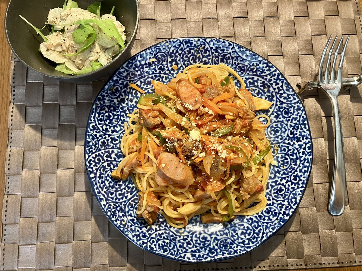 norakurahime's tweet photo. #今日のランチ
具沢山ナポリタンとマッシュルームの��ラダ。
ソーセージとベーコンと手作りサルシッチャを入れました。

#テレワーク飯
#食事記録 https://t.co/Yfiln5858P