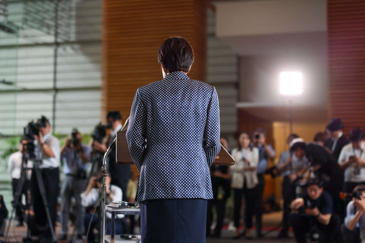 PressSec_JP's tweet photo. インド出発前の高市総理ぶらさがり会見です。
「国際情勢が不透明さを増す中で、基本的価値と戦略的利益を共有するインドとの連携の重要性は益々高まっております。…150社以上の日本の経済界関係者の方々に参加をいただき…官民一体となって日印協力の裾野を広げて、強い経済の実現を目指したい」 https://t.co/WcmggESuvs