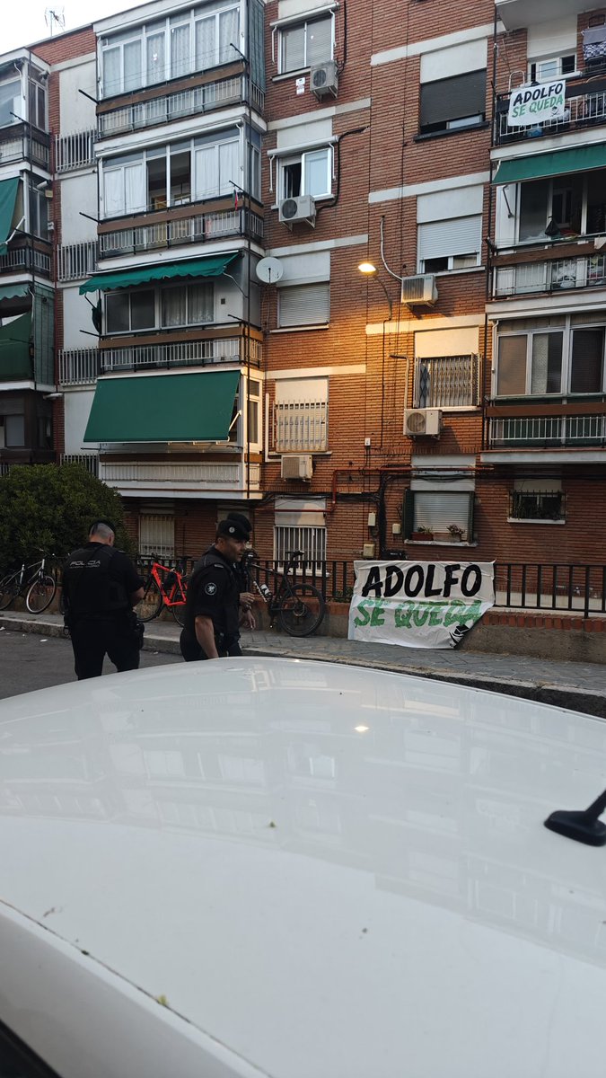 pah_vallekas's tweet photo. Los cuerpos represivos acaban de llegar a Maria Paz Unciti, 9. @caixabank quiere desahuciar a Adolfo, su hija y un menor de 4 años. ¡No toleramos ni un desahucio más! https://t.co/ydogcKDSPm