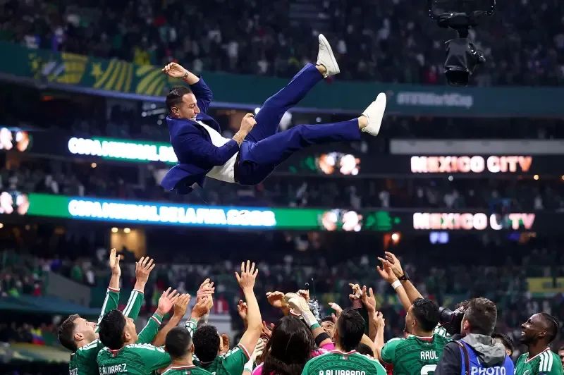 AliAbouTabl's tweet photo. 🇲🇽💚 لماذا حمل لاعبو المكسيك أندريس خواردادو في الهواء بعد الفوز التاريخي على الإكوادور؟

المشهد قد يبدو غريبًا.. رجل يرتدي بدلة زرقاء أنيقة، ليس ضمن قائمة المنتخب، ولا يجلس على مقاعد البدلاء، ثم فجأة يحمله لاعبو المكسيك ويقذفونه في الهواء وسط احتفالات التأهل.. فماذا يعني لهم لهذه الدرجة؟

عندما تعرف القصة.. ستفهم أن هذه اللقطة كانت واحدة من أجمل لحظات كأس العالم 2026.

📌 فازت المكسيك على الإكوادور 2-0 في دور الـ32، على ملعب أزتيكا في مكسيكو سيتي، لتبلغ دور الـ16 وتنهي عقدة استمرت 40 عامًا كاملة في الأدوار الإقصائية.

آخر مرة فازت فيها المكسيك بمباراة إقصائية في كأس العالم كانت عام 1986 أمام بلغاريا.. وعلى الملعب نفسه.

📌 وبهذا الفوز، أصبحت المكسيك رابع منتخب فقط في تاريخ كأس العالم يحقق الفوز في أول 4 مباريات له دون أن يستقبل أي هدف.

📌 لكن وسط الاحتفالات، اتجه اللاعبون إلى رجل لم يكن يرتدي قميص المنتخب.

كان هذا الرجل هو أندريس خواردادو، أسطورة المكسيك وقائدها السابق، الذي اعتزل اللعب الدولي بعد كأس العالم 2022، ثم ظهر في مونديال 2026 كمحلل تلفزيوني ومراسل ميداني لقناة تيليموندو.

📌 خواردادو لم يكن مجرد لاعب سابق.

كان يُلقب بـ"الأمير الصغير"، وخاض 5 نسخ من كأس العالم بين 2006 و2022، ووصل إلى 179 مباراة دولية مع منتخب المكسيك، ليصبح أحد أكثر اللاعبين تمثيلًا للمنتخب في تاريخه.

📌 لذلك، عندما رآه اللاعبون بجوار الملعب بعد الفوز، لم يتعاملوا معه كمحلل أو رجل إعلام.

تعاملوا معه كقائد سابق، وكجزء من تاريخهم، وكشخص حمل قميص المكسيك في سنوات طويلة من الألم والانتظار.

حملوه على الأعناق كأنهم يقولون له: هذا الفوز لك أيضًا.

📌 قصة خواردادو مليئة بلحظات النجاح غير المكتمل وسوء الحظ.. فربما هذا قدره

قبل أن يصبح نجمًا في فريق أطلس المكسيكي، رفضه الغريم التقليدي تشيفاس.

📌 وبعد تألقه أمام الأرجنتين في كأس العالم 2006 وهو في التاسعة عشرة، اهتم ريال مدريد بضمه، كما اقترب من روما الإيطالي، لكن الصفقة لم تتم.

ثم رفض لاحقًا عرضًا قريبًا من أتلتيكو مدريد واختار فالنسيا لأنه أراد اللعب في دوري أبطال أوروبا.. قبل أن يصل دييغو سيميوني إلى أتلتيكو بعد عام واحد ويغير تاريخ النادي.

📌 وحتى مع ميسي، لدى خواردادو قصص لا تُنسى.

في إحدى مباريات فالنسيا وبرشلونة، هنأ ميسي داخل الملعب بعد تسجيله هاتريك، ثم قال لاحقًا مازحًا إنه كان سعيدًا لأن ميسي كان في فريقه بلعبة الفيديو وجلب له نقاطًا إضافية.

وحاول أيضًا تبديل القمصان معه مرتين، لكن ميسي اعتذر لأن قميصه كان موعودًا لشخص آخر.

📌 لذلك، يمكن القول أن لقطة حمل خواردادو على الأعناق كانت لحظة وفاء.

جيل جديد من لاعبي المكسيك يحتفل بإنجاز طال انتظاره، ويعيد معه قائدًا سابقًا عاش سنوات العقدة، وشارك في بناء الطريق، حتى لو لم يكن موجودًا داخل الملعب هذه المرة.