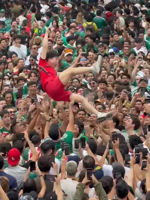 NSFWMaximus's tweet photo. México es muy amable con otros países, pero si escuchan con atención nuestro himno, se trata de que si te metes con nosotros, te partimos tu Puta madre. Porque aquí somos el amigo de todos, pero el pendejo de nadie. 🇲🇽🇲🇽🇲🇽 https://t.co/TgvztKJDAy