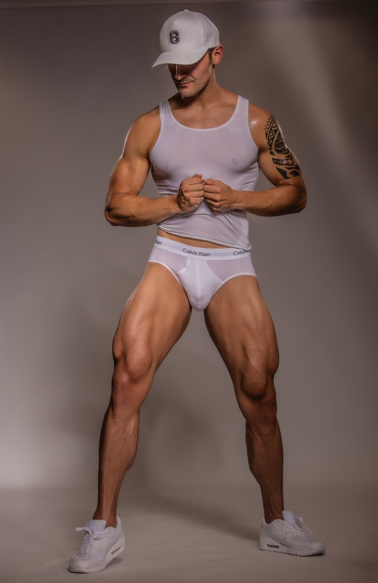 pctvdlin's tweet photo. Do you like legday? @CalvinKlein https://t.co/qiSwBjIaBw