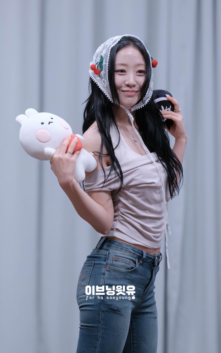 yvesningwithyou's tweet photo. 260619 YVES  

( ๑ ˃̵ᴗ˂̵)و ♡

#이브 #YVES #하수영 https://t.co/fnnARCMk8p