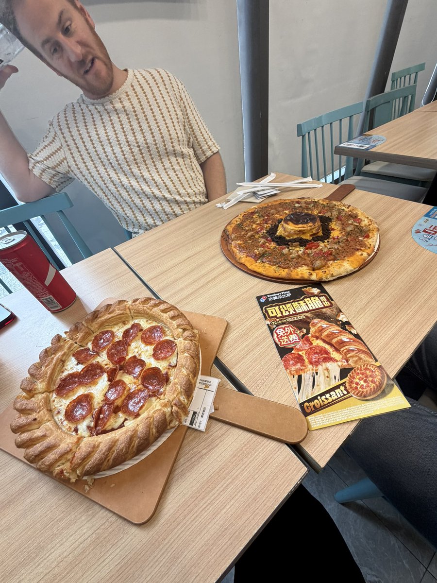 LeoTechMaker's tweet photo. Oui, c’est bien une pizza Chorizo avec une pâte en CROISSANT 🥐 

Je sais pas si c’est une idée de génie ou une idée de démon de la part de Domino’s Chine… https://t.co/xDtVaPl7Ck