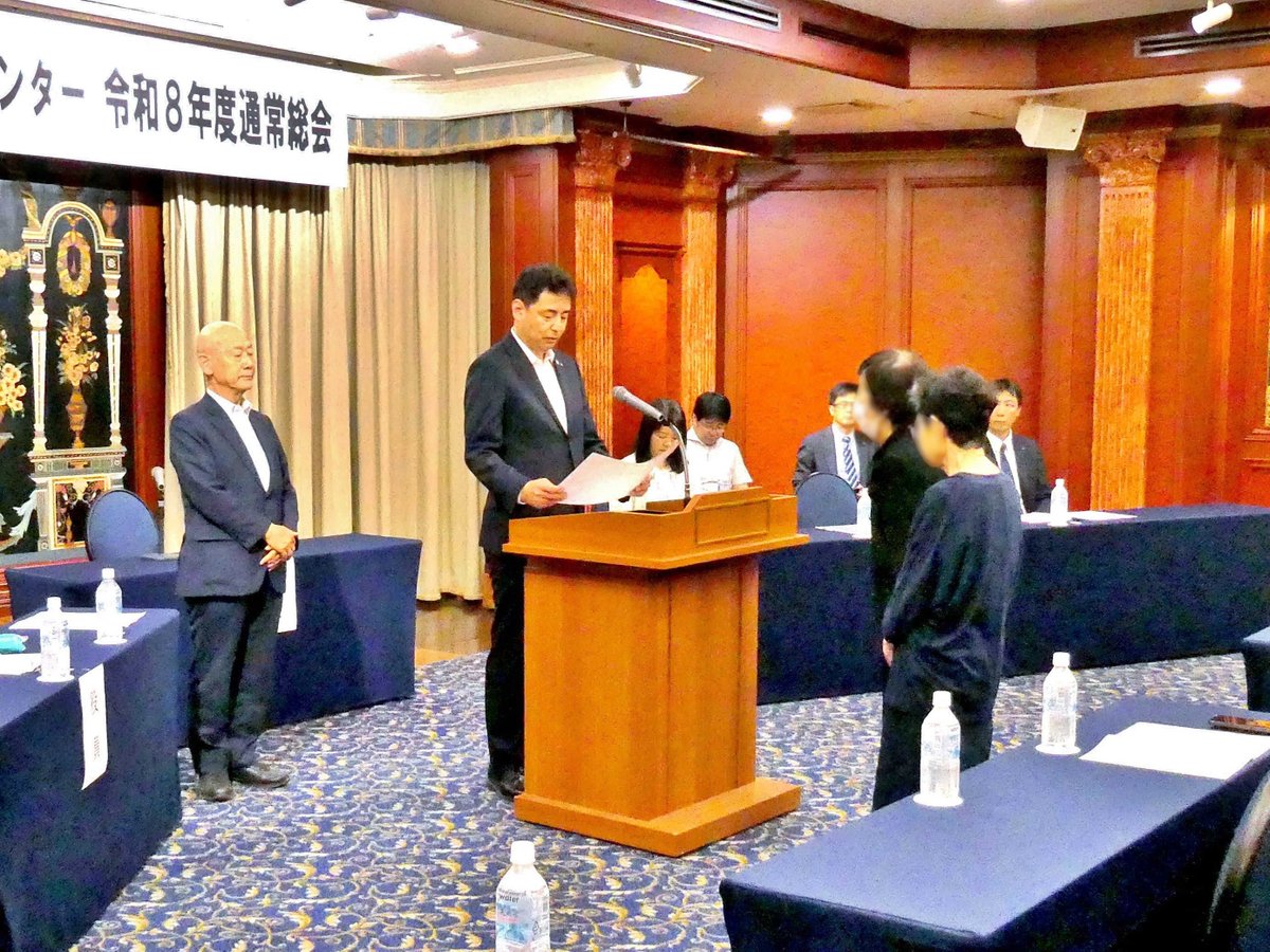 HP_maplekun's tweet photo. 【被害者支援ボランティアの方を表彰！】

広島被害者支援センター通常総会時に、同センター理事長と警察本部長の連名により、長年の功労があった２名を表彰しました。
今後も被害者支援ボランティアと協力して支援を推進していきます。

【#警察安全相談課】 #広島県警察 #被害者支援 #ギュっとちゃん https://t.co/SNkQQbj2g5