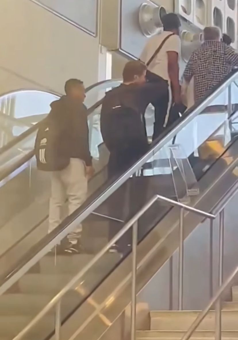 offside37's tweet photo. 🚨 BREAKING NEWS 🚨

Relebohile Mofokeng was spotted at the airport going to Belgium. He is about to sign for Belgian club Royale Union Saint-Gilloise✍🏼⚽️ https://t.co/QfTtHWoJUs