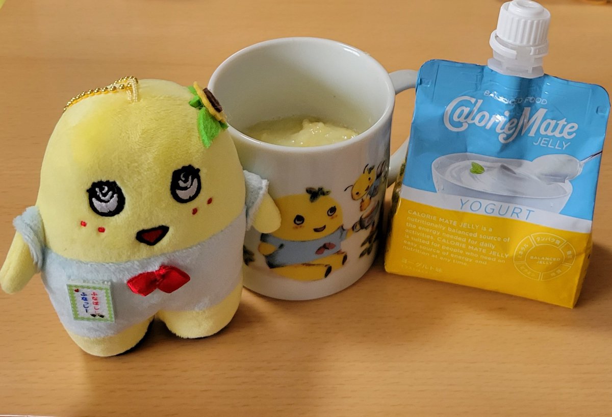 reichissyi's tweet photo. 少しずつ炭水化物とたんぱく質が摂れるようになったので身体がだいぶ楽に😌
ただビタミンが摂れないのでヨーグルト味のカロリーメイトゼリーを購入してみたら何とふなカラー💙💛ふなちゃんとコラボしてるみたい🥰
少し甘いけど続けてみようと思って箱買い☺️
今日はバナナ🍌と一緒に😊
@funassyi https://t.co/0vEVZ9WW8M