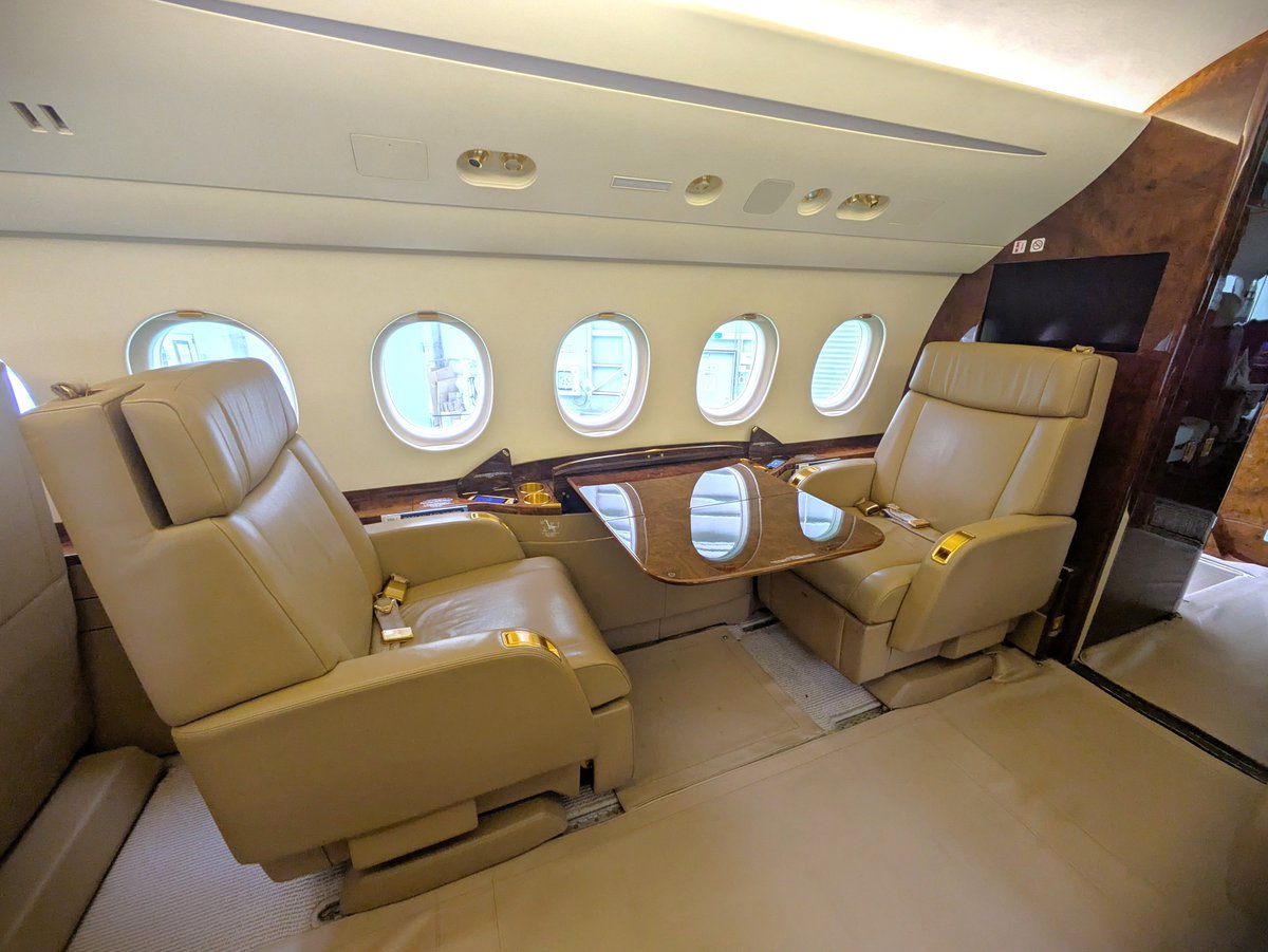 Fujibusinessjet's tweet photo. ファルコンの客席はとてもゆったりとできるデザインです💺

友人やパートナーとテーブルを囲み、窓の外の絶景を眺めながら会話や食事を楽しめます。疲れたらシートをフルに倒してくつろぐことも。 
ストレスフリーで、ただただ「心地よい」。そんな新しい空の旅を、あなたに✈️

#FBJ https://t.co/yCzfSryMVU