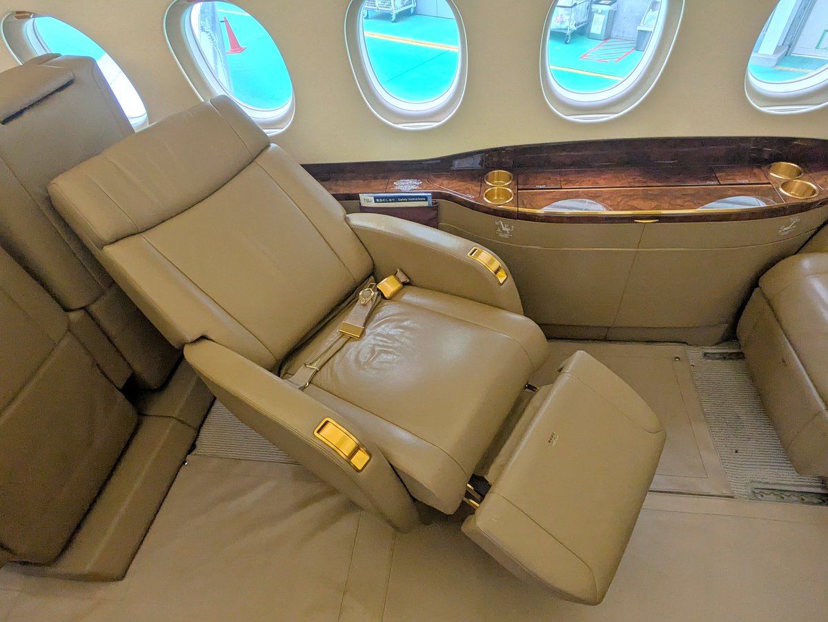 Fujibusinessjet's tweet photo. ファルコンの客席はとてもゆったりとできるデザインです💺

友人やパートナーとテーブルを囲み、窓の外の絶景を眺めながら会話や食事を楽しめます。疲れたらシートをフルに倒してくつろぐことも。 
ストレスフリーで、ただただ「心地よい」。そんな新しい空の旅を、あなたに✈️

#FBJ https://t.co/yCzfSryMVU