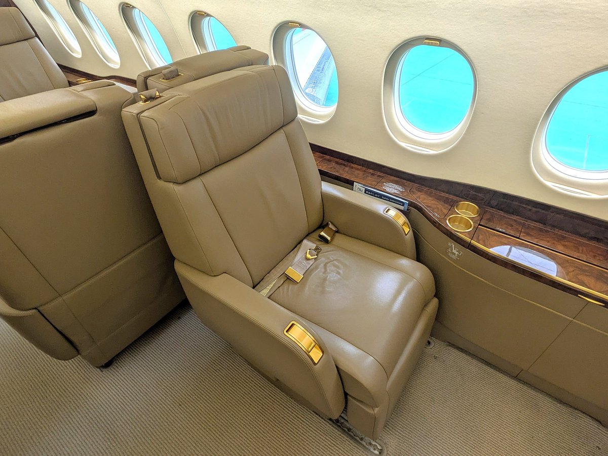 Fujibusinessjet's tweet photo. ファルコンの客席はとてもゆったりとできるデザインです💺

友人やパートナーとテーブルを囲み、窓の外の絶景を眺めながら会話や食事を楽しめます。疲れたらシートをフルに倒してくつろぐことも。 
ストレスフリーで、ただただ「心地よい」。そんな新しい空の旅を、あなたに✈️

#FBJ https://t.co/yCzfSryMVU