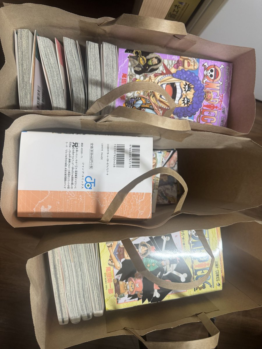 y_16160's tweet photo. ナツコミを機に、ワンピース全巻揃えたくて買ったけど足りない巻があって揃わず。
実家にも全巻あること忘れてたけど、まあ良しとした💸💸

足りない巻
1.3.5.10.13.31.32.33.34.35.97.98.99.115

ナツコミで買って余ってたら恵んで下さい。
買います📕
こう見ると知らない漫画しかないな🙃🙃 https://t.co/fFkBrog21r