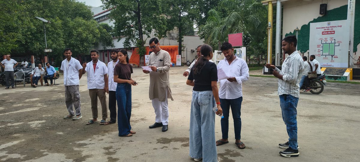 NssDdugu's tweet photo. आज दिनांक 01 जुलाई 2026 (बुधवार) को प्रवेश परीक्षाओं के दौरान हेल्प डेस्क के माध्यम से अभ्यर्थियों को आवश्यक सहयोग एवं मार्गदर्शन प्रदान किया गया।

राष्ट्रीय सेवा योजना के स्वयंसेवकों ने सेवा भाव का उत्कृष्ट परिचय दिया।

प्रो. सत्यपाल सिंह
समन्वयक, राष्ट्रीय सेवा योजना (NSS) https://t.co/MDDpI9MgrH