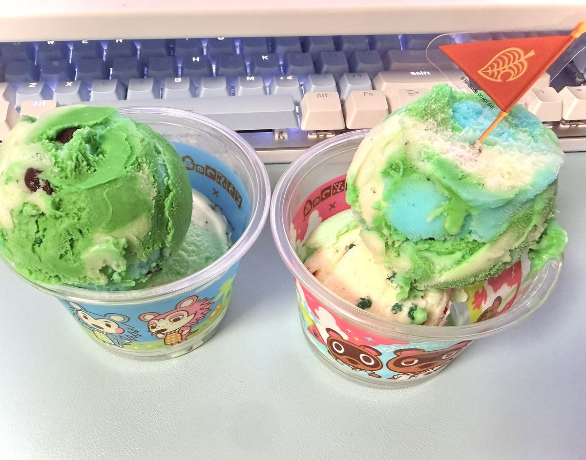 ramune_MT03's tweet photo. サーティワンのあつ森コラボアイス買ってきました！

混むことは予想してたけど30分くらいで買えるでしょ〜って甘く見てたらまさかの2時間以上かかっちゃって足めちゃくちゃ疲れた…

並んだ甲斐もあってアイスおいしいしカップの絵のまめきち＆つぶきちのスプーンチャームもすごくかわいくて満足です https://t.co/bKbAPrrbzO